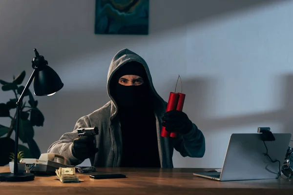 Boos Terrorist Masker Houden Pistool Dynamite Tijdens Vergadering Het Bureau — Stockfoto