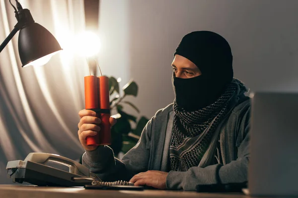 Terrorista Máscara Mirando Dinamita Iluminada Habitación —  Fotos de Stock