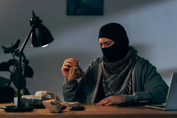 Boos Terrorist Masker Zit Kamer Die Kleine Geld Tas — Stockfoto