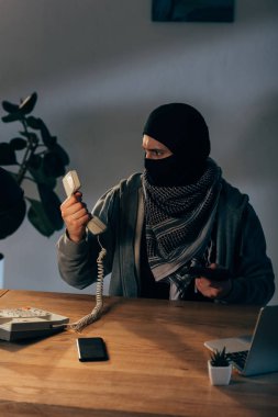 Terörist silah tutan ve yakışıklı seyir siyah maske