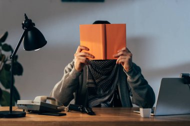Keffiyeh eşarp içinde Oda kitap okuma silahlı terörist