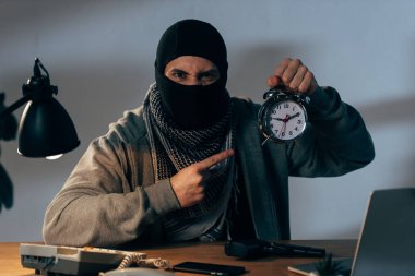 Siyah maske çalar saat, parmağınızla işaret kızgın terörist