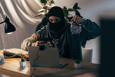 Saldırgan terörist silah ve gösteren çalar saat webcam tutarak maske