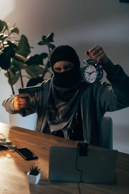 Çalar saat odasında silah nişan maskesi kızgın terörist