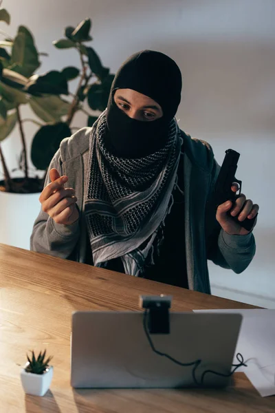 Terrorist Sort Maske Viser Pistol Videochat Rummet - Stock-foto