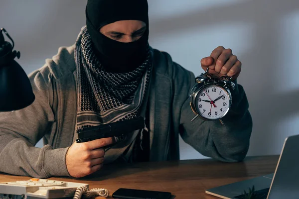 Boos Terrorist Masker Houden Pistool Wekker Kijken — Stockfoto