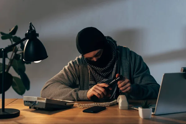 Terrorist Zwart Masker Zittend Aan Tafel Ingedrukt Houden Pistool — Stockfoto