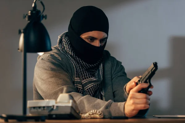 Concentré Criminel Noir Masque Chargeant Pistolet Dans Chambre — Photo