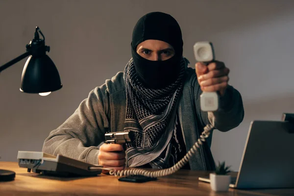 Terrorista Enojado Con Máscara Negra Sosteniendo Pistola Mostrando Auricular Cámara — Foto de Stock