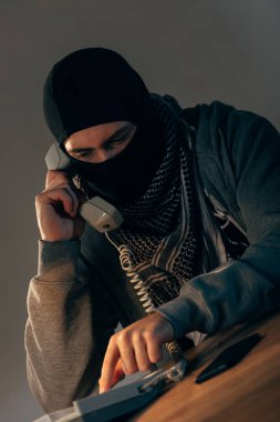 Siyah maske odasında telefonda konuşurken terörist
