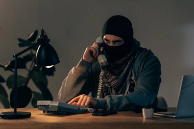 Siyah maske odasında telefonda konuşurken ciddi suç