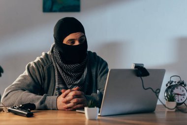 Titreşimli görüntü parmak ile oturan ve webcam seyir maskesi terörist