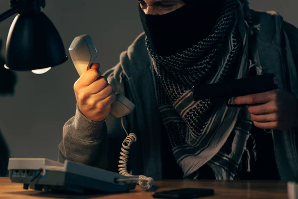 Gedeeltelijke Weergave Van Boos Criminele Houden Van Handset Het Nastreven — Stockfoto