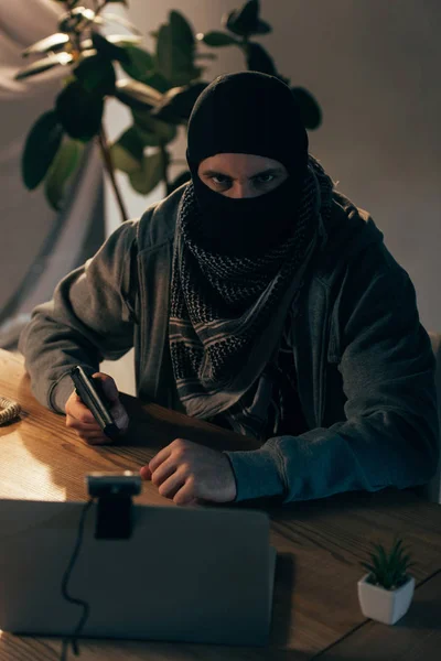 Arga Terrorist Mask Sikte Pistol Och Tittar Kameran — Stockfoto