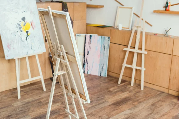 Estudio Pintura Con Suelo Madera Armarios Caballetes Pinturas —  Fotos de Stock