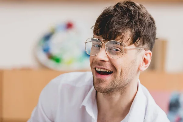 Enfoque Selectivo Sonriente Artista Guapo Gafas Mirando Cámara — Foto de Stock