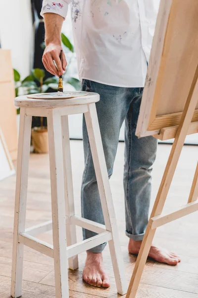Partial View Artist Mixing Paints Palette While Standing Barefoot — Stock Photo, Image
