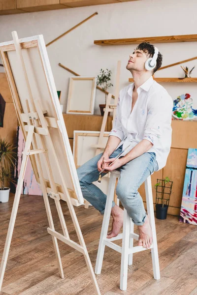 Artista Guapo Los Auriculares Escuchar Música Mientras Está Sentado Silla — Foto de Stock