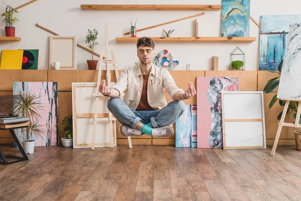 Kapalı gözlerle lotus poz Galerisi levitating yakışıklı sanatçı