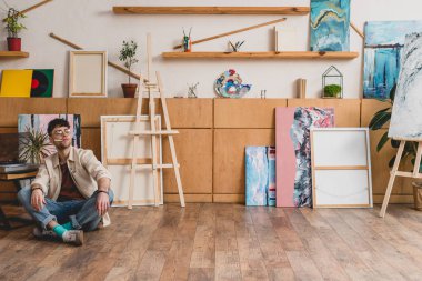 pembe gömlek ve mavi jeans geniş resim studio ve Sigara İçilmeyen katta oturan sanatçı