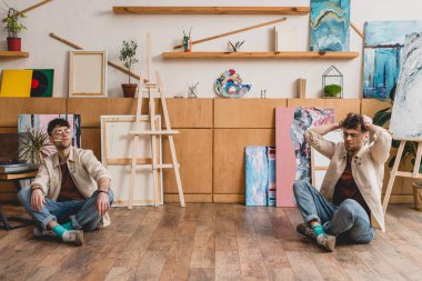 birden fazla poz resim Studio katta oturan sanatçı