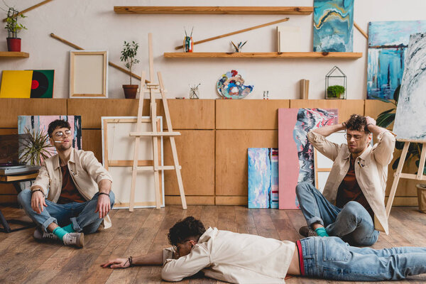 Exposición Múltiple Del Artista Mentira Asientos Plantea Estudio Pintura — Foto de Stock