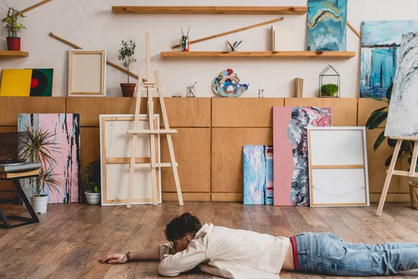 Artista Deitado Cara Para Baixo Chão Madeira Estúdio Pintura Espaçoso — Fotografia de Stock