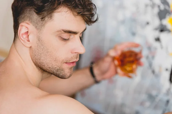 Selective Focus Thoughtful Artist Holding Glass Whiskey — Stock Photo, Image