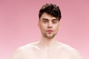 ciddi ve kendinden emin esmer adam kameraya pink bakan