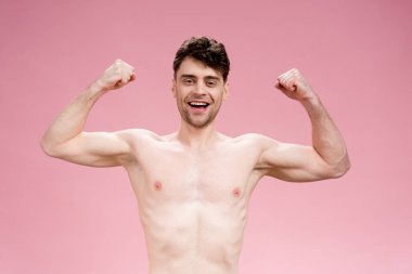 El hareketi ve pink kameraya bakarak neşeli yakışıklı adam