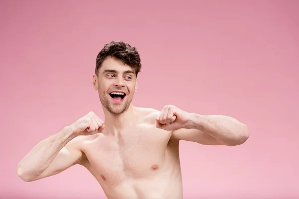 Alegre Guapo Hombre Desnudo Gestos Rosa — Foto de Stock