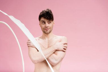 adam çapraz elleri ve beyaz boya ile gülümseyen pink döküntüler