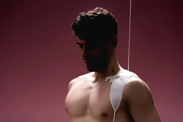 Selbstbewusster Mann Mit Weißer Farbe Verschüttet Körper Auf Lila — Stockfoto