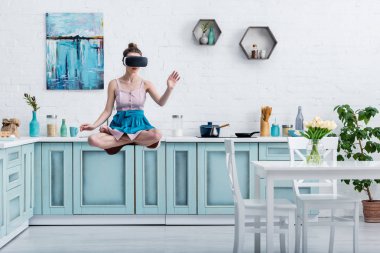sanal gerçeklik kulaklık havada levitating ve mutfakta eller genç kadın
