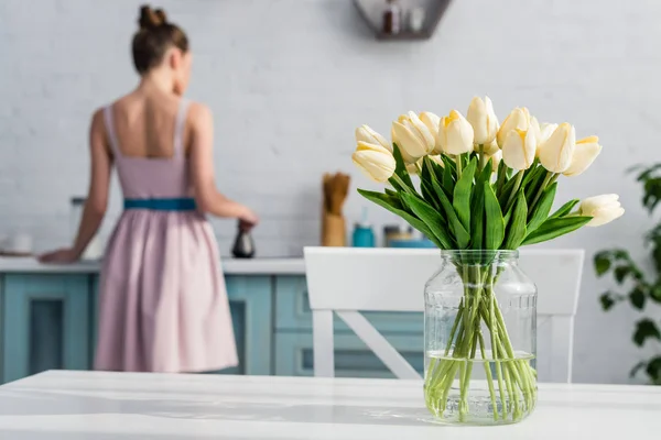 Selective Focus Bouquet Tulips Kitchen Table Woman Background — Stock Photo, Image