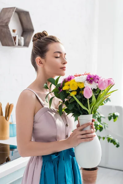 Ganska Leende Flicka Med Slutna Ögon Lukta Bukett Blommor Vas — Stockfoto