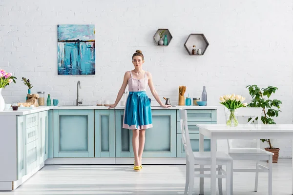 Belle Jeune Femme Élégante Dans Tablier Debout Dans Cuisine — Photo