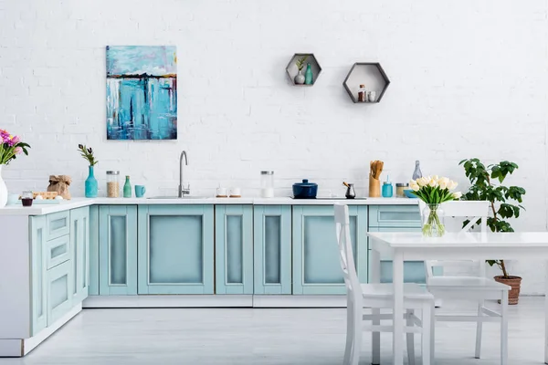 Interieur Van Turquoise Witte Keuken Met Keukengerei Inrichting — Stockfoto