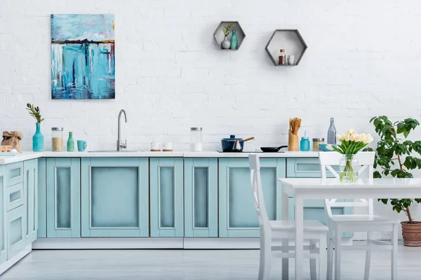 Intérieur Une Cuisine Élégante Turquoise Blanche Avec Ustensiles Cuisine Décoration — Photo