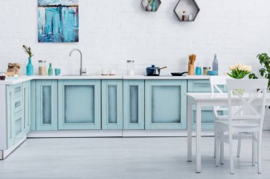 Resim beyaz tuğla duvar ve çiçekler ile dekore edilmiş modern mutfak iç