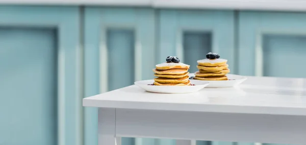 Leckere Pfannkuchen Mit Zuckerpuder Und Blaubeeren Tellern Auf Weißem Tisch — Stockfoto