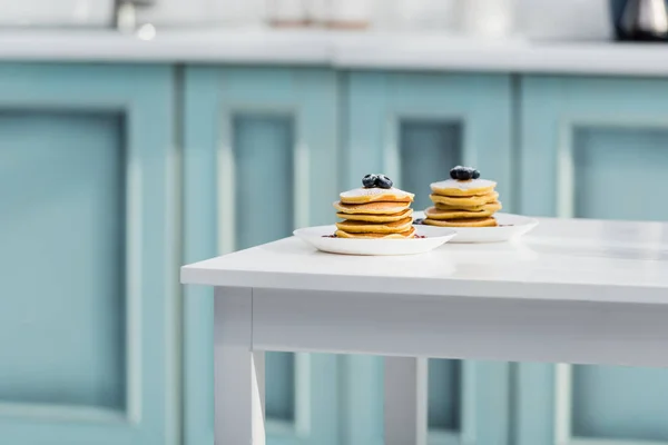 Leckere Pfannkuchen Mit Zuckerpuder Und Blaubeeren Tellern Auf Weißem Tisch — Stockfoto