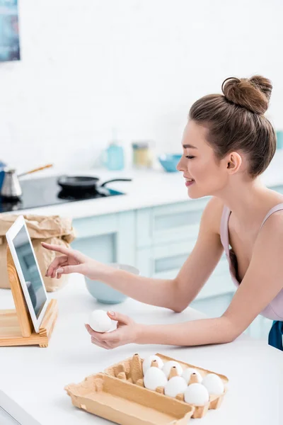 Jovem Mulher Sorridente Usando Tablet Digital Com Tela Branco Enquanto — Fotografia de Stock