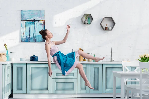 Mujer Elegante Joven Delantal Vestido Volando Aire Cocina — Foto de Stock