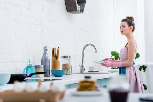 Selective Focus Young Woman Rubber Gloves Washing Dishes Kitchen — Stock Photo, Image
