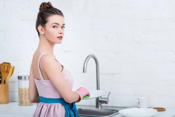 Atractiva Mujer Joven Guantes Goma Rosa Plato Lavado Con Esponja — Foto de Stock