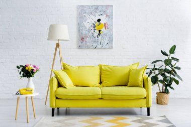 rahat oturma odası parlak sarı öğeler, dekor ve retro telefon ile iç