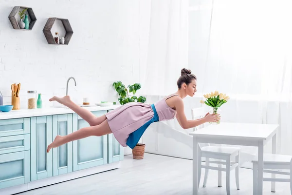 Junge Elegante Barfußfrau Schwebt Mit Tulpen Der Luft — Stockfoto