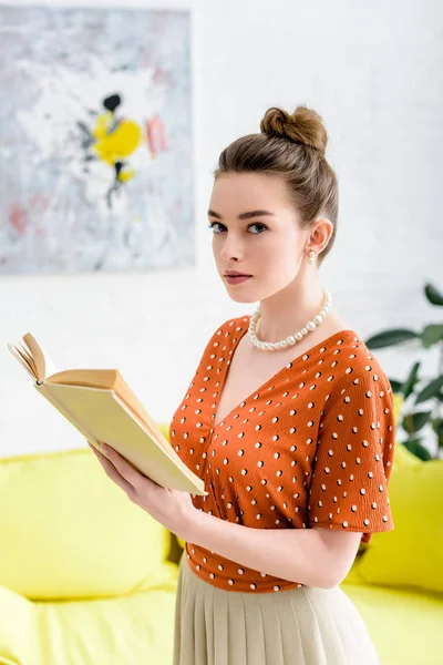 Aantrekkelijke Elegante Jonge Vrouw Boek Houden Kijken Naar Camera — Stockfoto