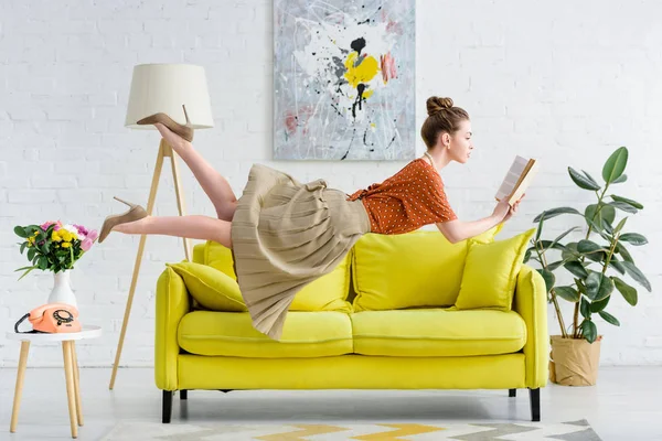 Elegante Jonge Vrouw Lucht Zwevende Tijdens Het Lezen Van Boek — Stockfoto